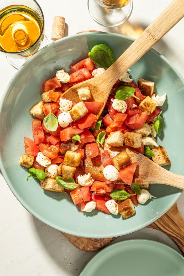 Panzanella se može poslužiti kao predjelo, lagani ručak ili večera
