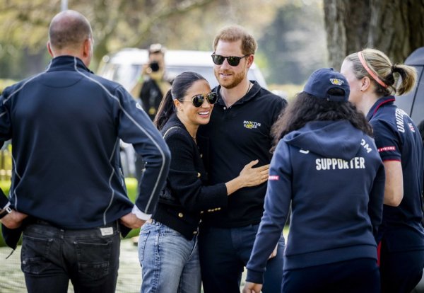 Harry i Meghan vraćaju se u Britaniju s djecom: Otvara li se sad put prema pomirenju?