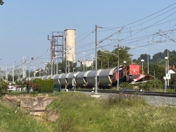Teretni vlak u Gajnicama udario u jumbo plakat