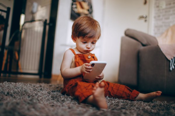 Beba s mobitelom