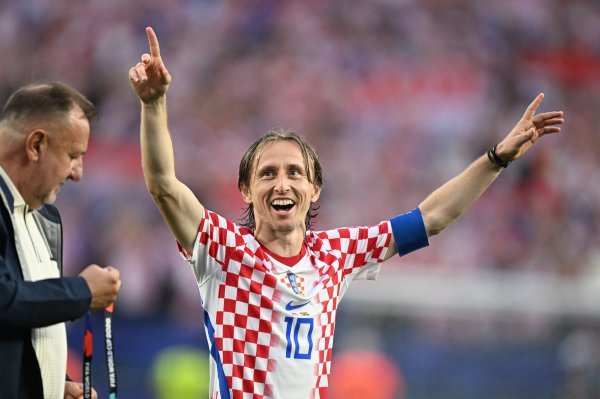 Kapetan u transu! Modrić s rukama u zraku predvodio pjesmu hrvatskih navijača