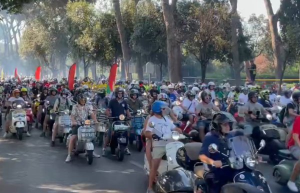 Nevjerojatne scene: Više od 25.000 Vespi stiglo u Rim na proslavu 80. rođendana legendarnog motocikla