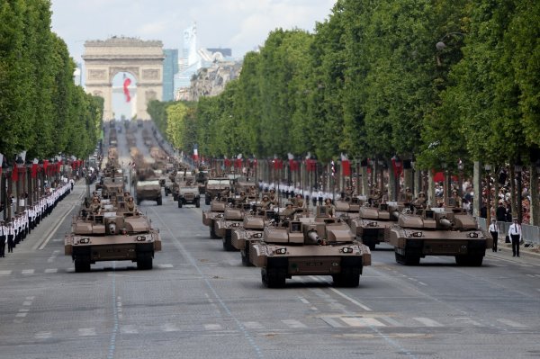 Parada povodom dana pada Bastille