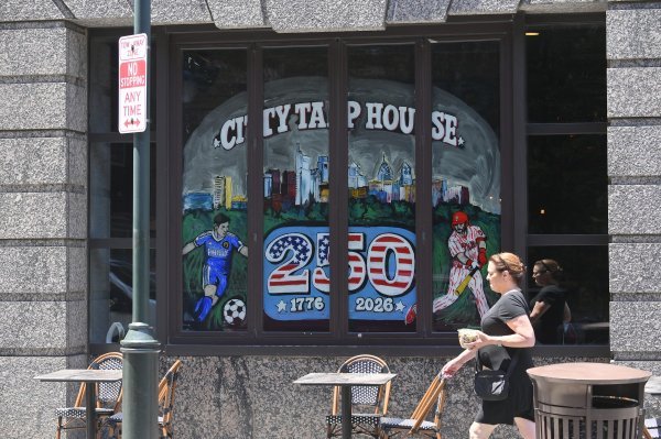 Oslikan prozor lokala u Philadelphiji povodom velike obljetnice 