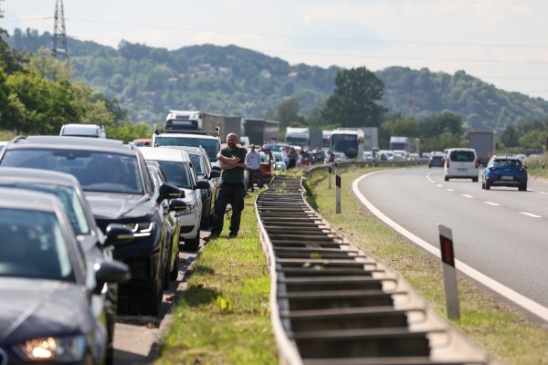 Kaos na autocesti A1: Gori automobil, velika kolona prema moru. Zastoji i na obilaznici