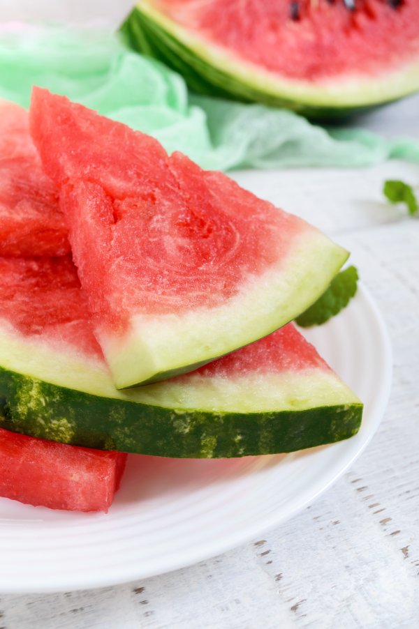 Odlično funkcionira i naribana u salatama i salsama, ili kao dodatak na ražnjićima