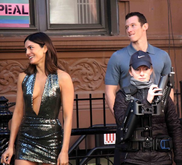 Monica Barbaro i Callum Turner na setu