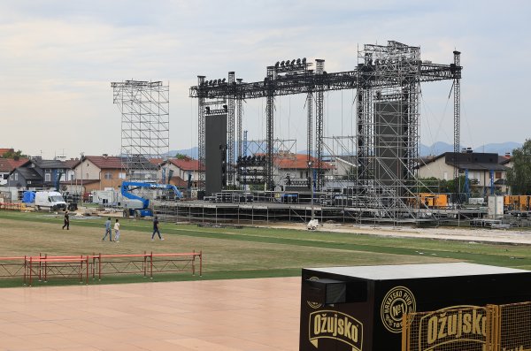 Pripreme za koncert Marka Perkovića Thompsona u Zaprešiću