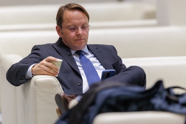 Olivér Várhelyi