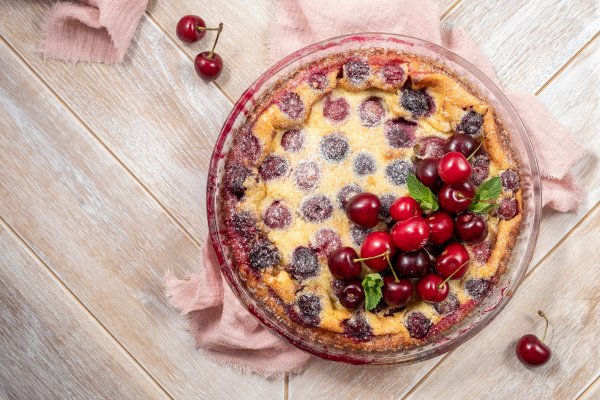 Ako volite domaće kolače koji mirišu na ljeto, 'clafoutis' bi vas mogao osvojiti na prvi zalogaj.