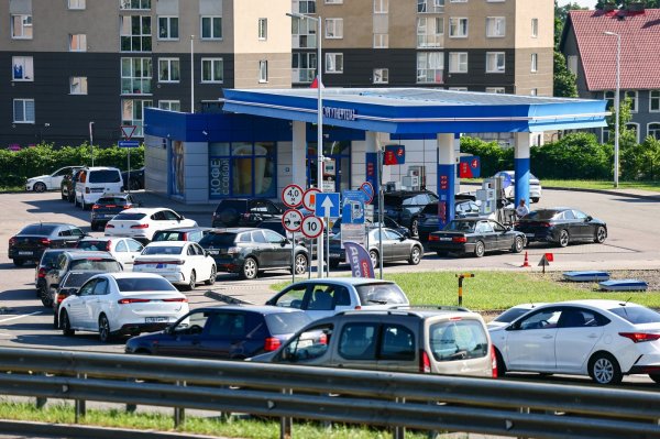Redovi na benzinskim postajama u Rusiji