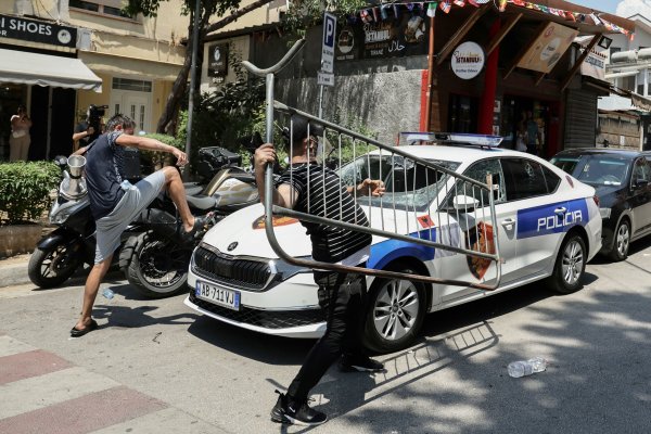 VIDEO Kaos ispred albanskog parlamenta: Letjela jaja i brašno, policija uzvratila suzavcem