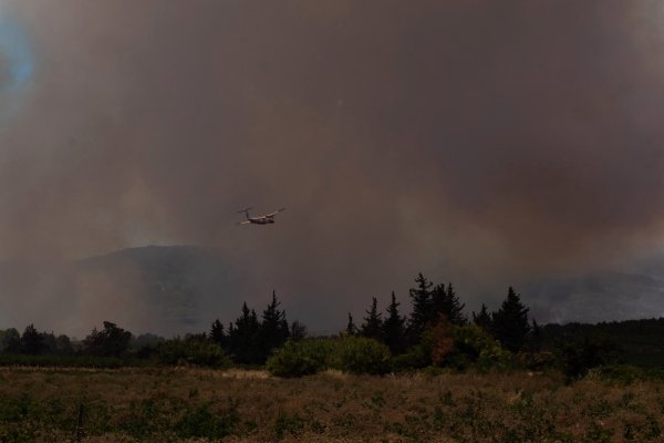Vatrogasci se bore s požarima na jugu Francuske, evakuirano 2000 ljudi