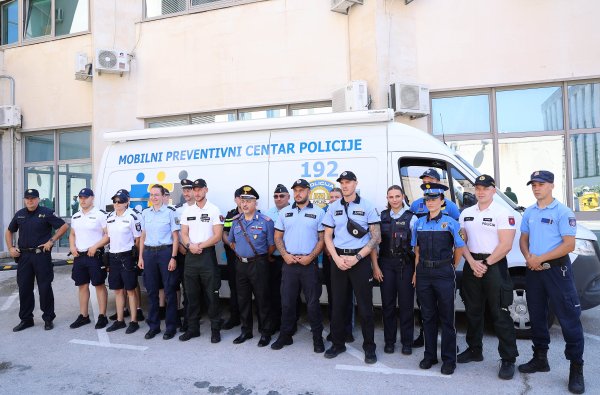 Stigli policajci i policajke u Split