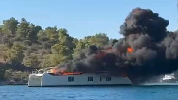 Požar na katamaranu