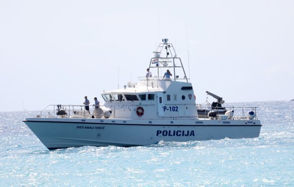 Noćna akcija spašavanja na Jadranu: Potonuo brod, ozlijeđena žena hitno prevezena u bolnicu