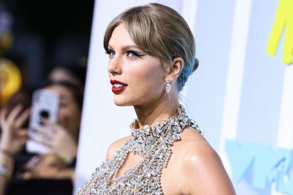 Taylor Swift udala se u Dioru, a svi pričaju o njezinoj vjenčanici