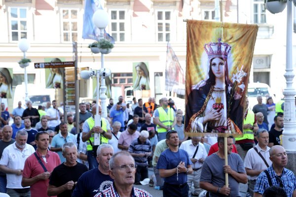 Molitelji na Trgu bana Jelačića prve subote u srpnju