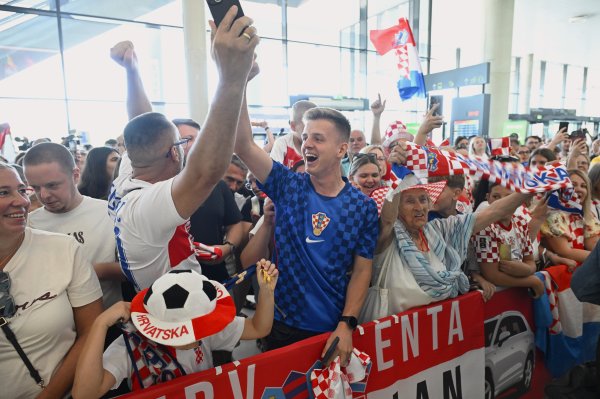 Vatreni bez Luke Modrića sletjeli u Zagreb. Pogledajte fantastičnu atmosferu s dočeka