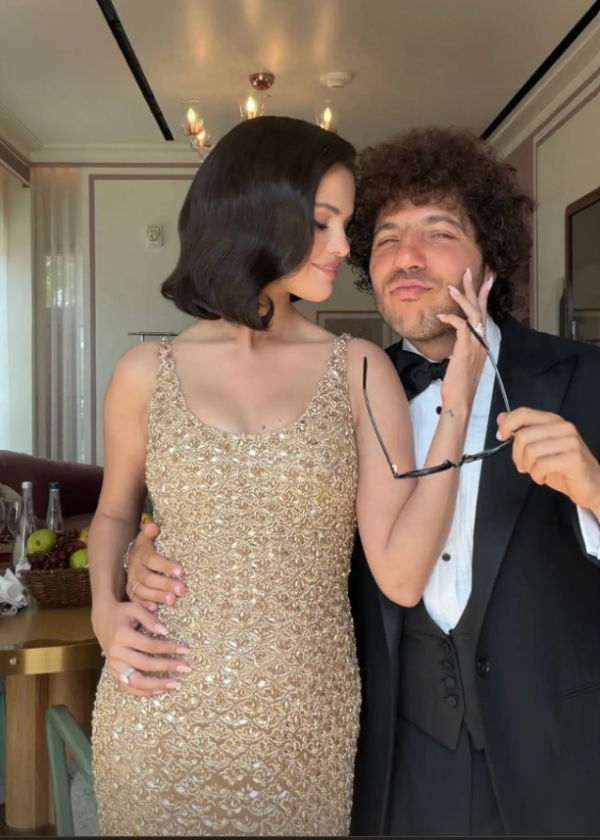 Modni pogodak za pamćenje: Selena Gomez u zlatnom izdanju zasjenila sve na svadbi Taylor Swift