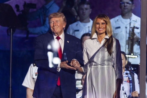 Ovaj kroj nikad ne izlazi iz mode: Melania Trump odabrala haljinu u kojoj svaka žena izgleda elegantno