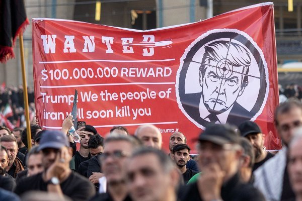 Na sprovodu iranskog ajatolaha poslane su poruke koje zazivaju smrt Donalda Trumpa