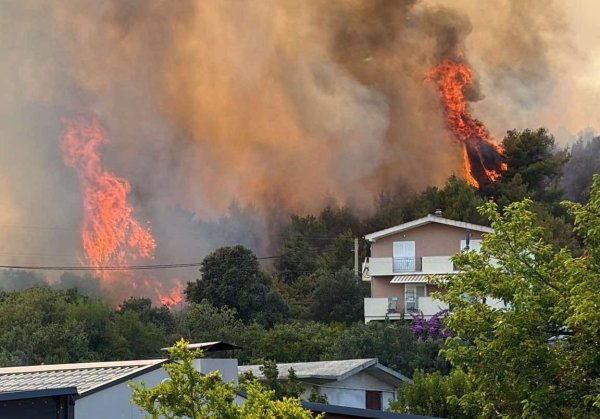 Buknuo požar među kućama u blizini Trogira: Vatrogascima otežava vjetar