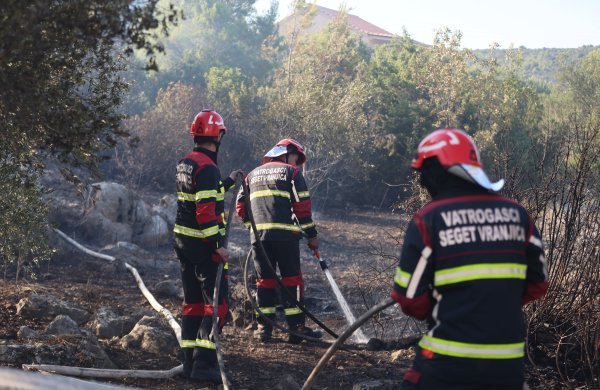 Vatrogasci cijelu noć sanirali požarište kod Vinišća