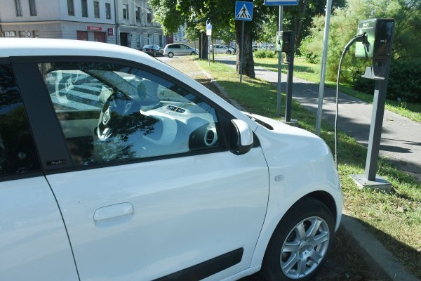 Vozimo EKOnomično: 'Najesen novo sufinanciranje energetski učinkovitih vozila'