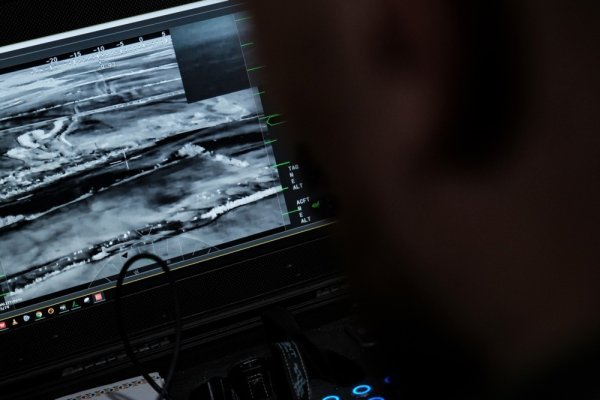 Ukrajinski vojnik operira borbenim dronom GARA