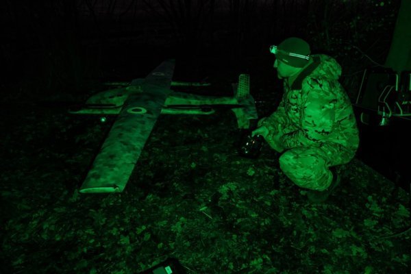 Ukrajinski vojnik s dronom