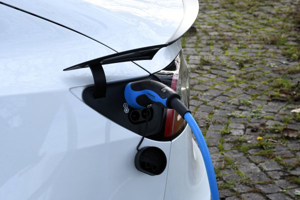 Električni automobili ipak stvaraju CO₂? Evo o čemu se zapravo radi
