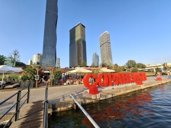Turisti uživaju na bečkom Copabeachu uz Dunav