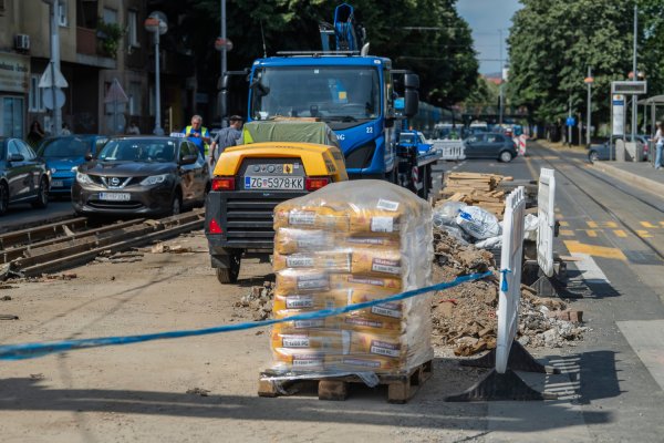 Neoprezni taksist završio na tramvajskim tračnicama