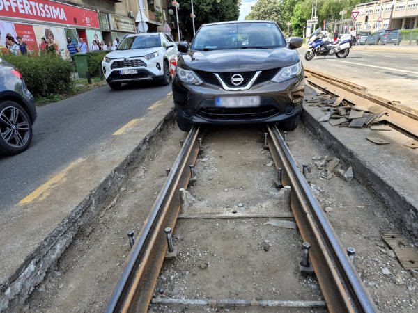 Novi kaos na Savskoj: Taksi upao u rupu kod tračnica, tramvaji stali