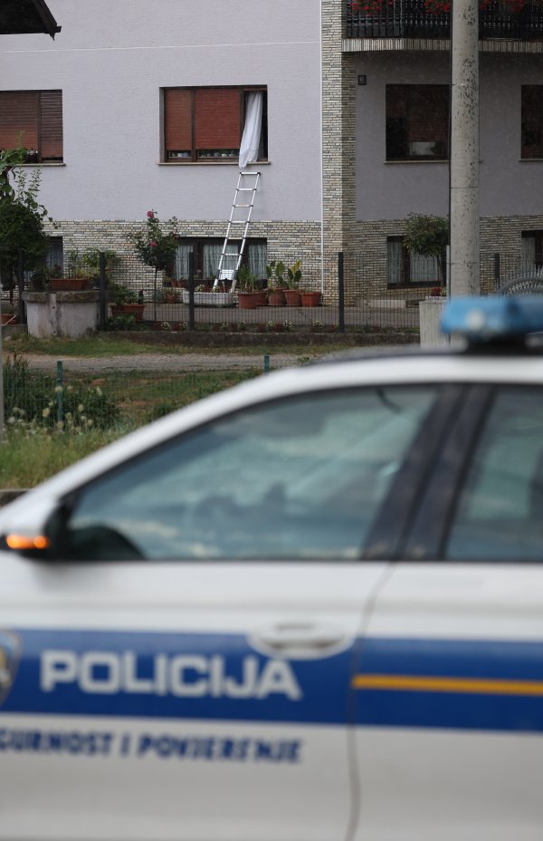 Kuća u koju se zatvorio muškarac s puškom
