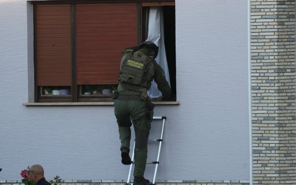 U mjestu Donji Dragonožec muškarac se zatvorio u kuću s puškom