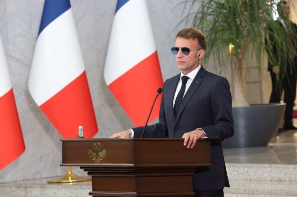 Emmanuel Macron sa sunčanim naočalama u Damasku