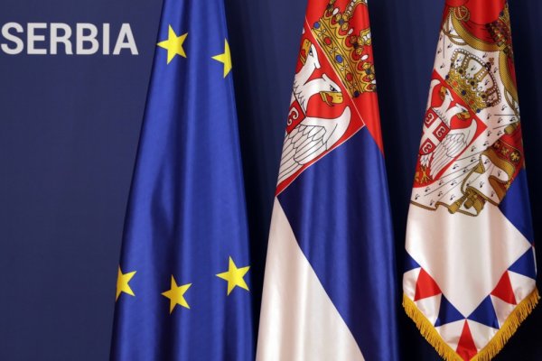 Zastave Srbije i EU-a u uredu srpskog predsjednika