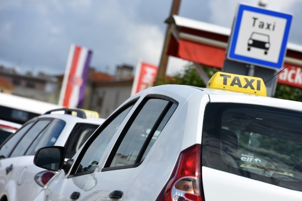 Taksi je stigao, ali nema dječju sjedalicu: Smije li vozač uopće krenuti?