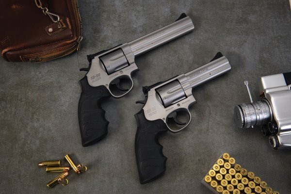 Revolver Sarsilmaz SR 38 kojeg su NATO čelnici dobili na poklon