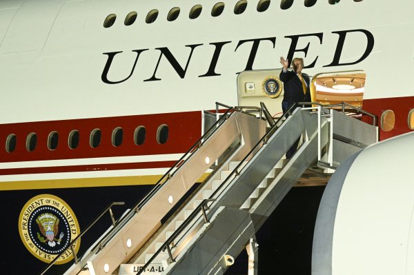 Donald Trump ulazi u novi Air Force One