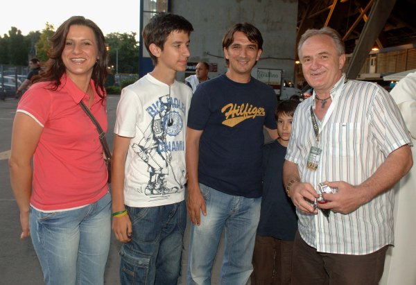Zlatko Dalić sa suprugom, sinovima i Matom Bulićem ispred Maksimirskog stadiona 2007. godine