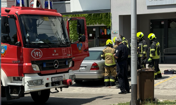 Vatrogasci su spasili bebu zaključanu u automobilu