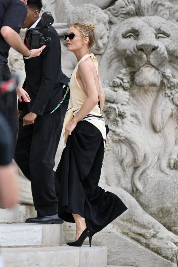 Boho chic na pariški način: Vanessa Paradis pokazala kako nositi najveći ljetni trend