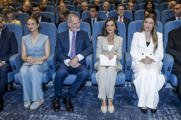 Kraljica Letizia zna formulu za besprijekoran stil, a njezine kćeri polako pišu vlastita modna pravila