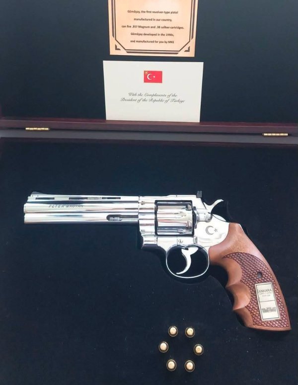 Revolver kojeg je dobio mađarski premijer