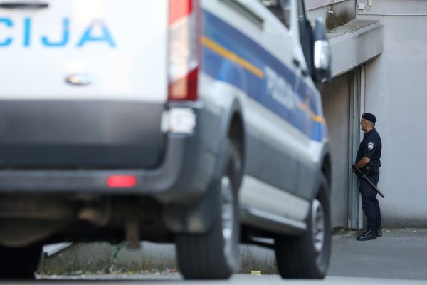 Tražili duhan i cigarete, a u bačvama i psećoj kućici pronašli nešto sasvim drugo