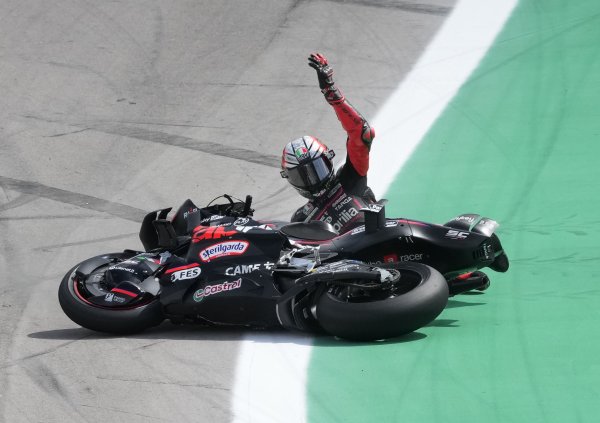 Pogledajte strašan pad jednog od najboljih motociklista svijeta. Završio je u bolnici i čeka ga operacija