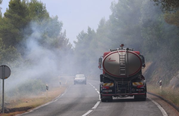 Šef vatrogasaca: Stanje na Korčuli znatno bolje, ali požar još nije lokaliziran